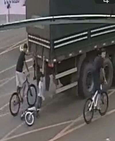 Imagem da notícia Por pouco não termina em tragédia: jovem cai ao tentar “pegar beirão” em carreta em Costa Rica